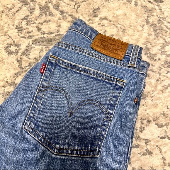 Levi's Wedgie Jeans Blue Wash Distressed Ankle Fit Size 26 Women’s - Picture 8 of 9